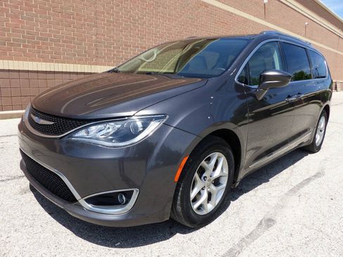 Used 2019 Chrysler Pacifica Touring-L Plus w/ Tire & Wheel Group FWD image 2