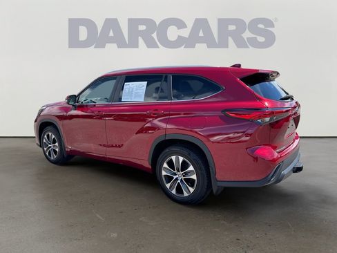 Used 2023 Toyota Highlander XLE AWD/4WD image 5