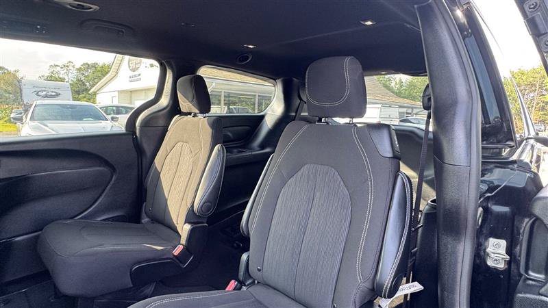 Used 2024 Chrysler Pacifica Touring FWD image 38