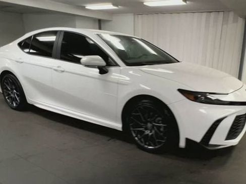 Used 2025 Toyota Camry SE FWD image 2