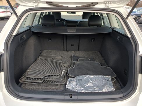 Used 2018 Volkswagen Golf S image 32