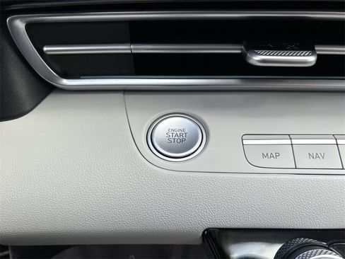 New 2025 Hyundai Elantra Limited image 30