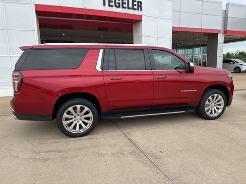 Used 2024 Chevrolet Suburban Premier w/ Premium Package RWD image 8