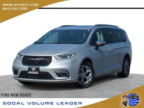 Used 2023 Chrysler Pacifica Limited FWD image 1