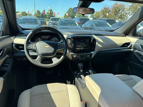 Used 2022 Chevrolet Traverse LS image 12