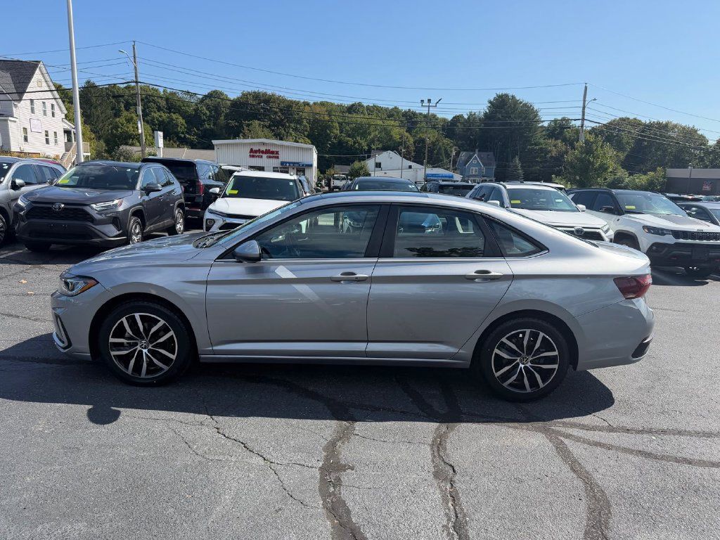 Used 2025 Volkswagen Jetta SE FWD image 2