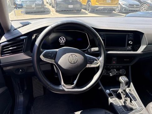 Used 2023 Volkswagen Jetta SE FWD image 6