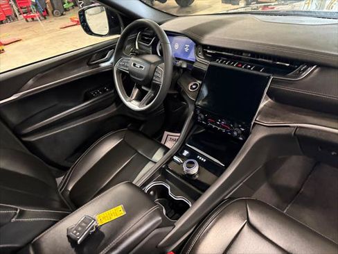 Certified 2025 Jeep Grand Cherokee L Limited AWD/4WD image 13