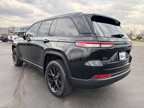 Used 2024 Jeep Grand Cherokee Altitude AWD/4WD image 2