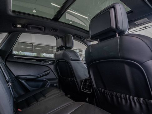 Used 2023 Porsche Macan AWD/4WD image 28