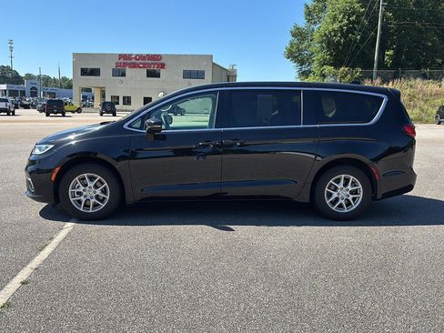 Used 2024 Chrysler Pacifica Touring-L FWD image 5
