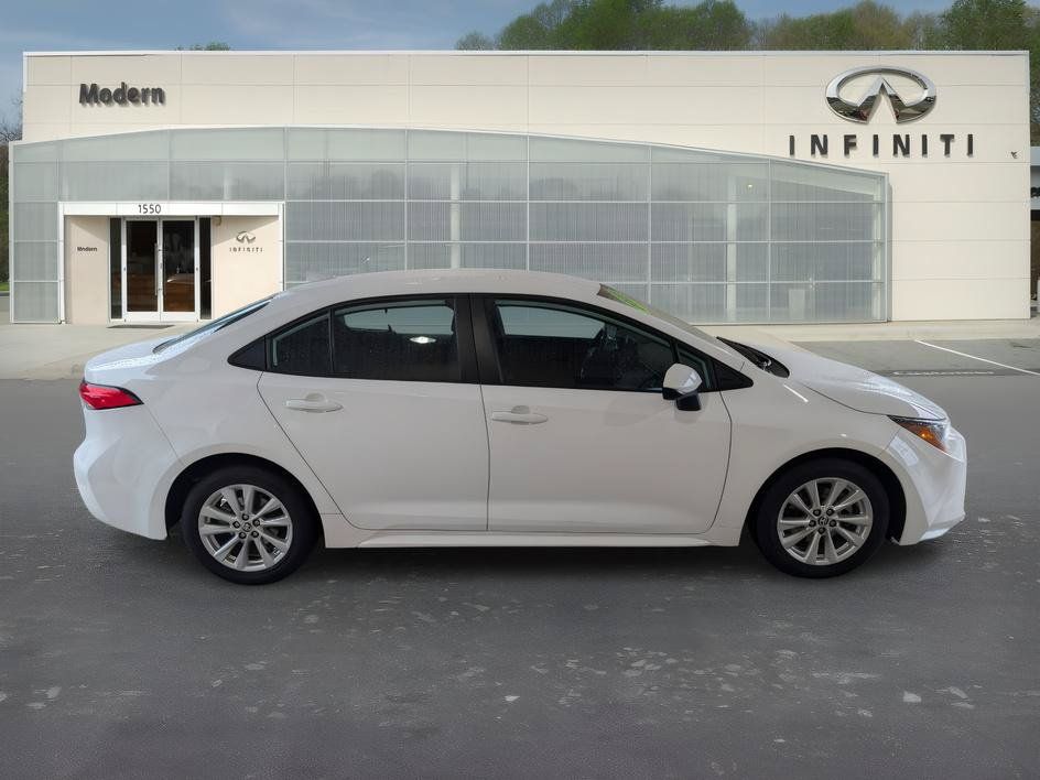 Used 2023 Toyota Corolla LE w/ LE Convenience Package FWD image 3