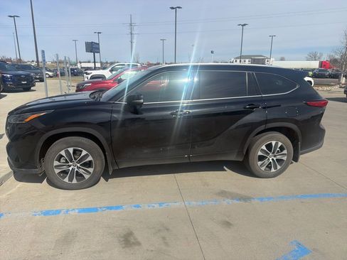 Used 2021 Toyota Highlander XLE AWD/4WD image 14