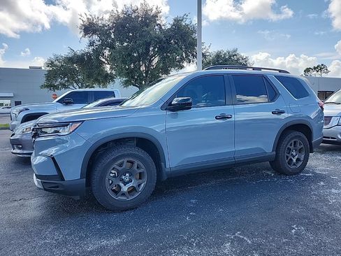 Used 2025 Honda Pilot TrailSport image 9