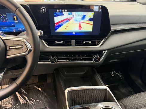 Used 2025 Chevrolet Equinox LT AWD/4WD image 14