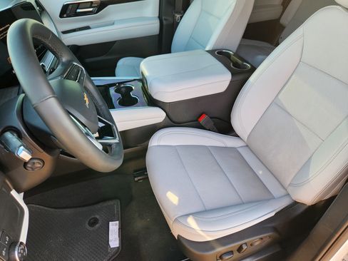 Used 2025 Chevrolet Suburban Premier RWD image 12