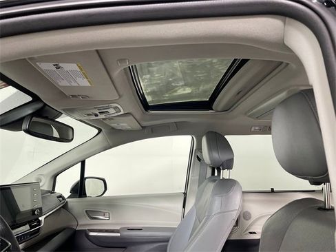 Used 2023 Toyota Sienna Limited image 17