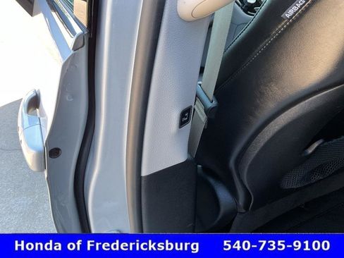 Used 2024 Chrysler Pacifica Touring-L FWD image 17