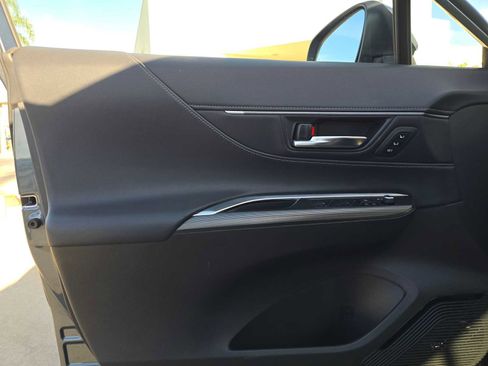 Certified 2023 Toyota Venza Limited image 21
