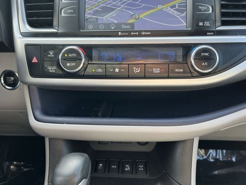 Used 2018 Toyota Highlander XLE AWD/4WD image 21