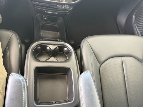 Used 2025 Chrysler Pacifica Select FWD image 17