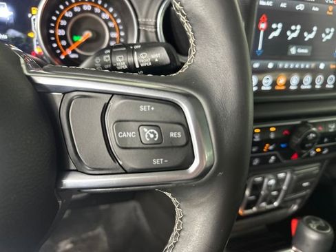 Used 2018 Jeep Wrangler Unlimited Sahara image 16
