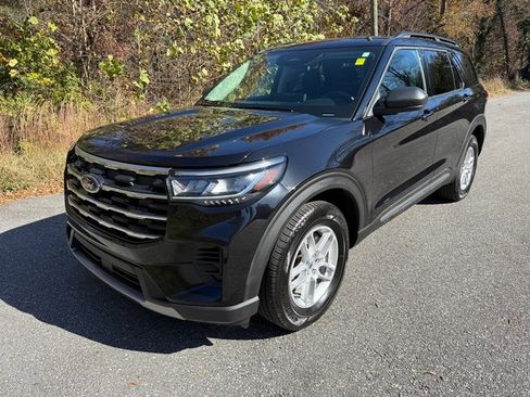 Used 2025 Ford Explorer Active image 2