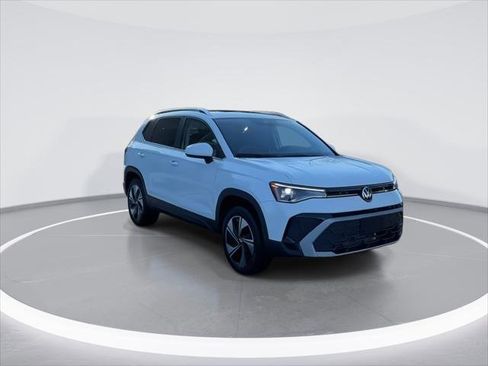 New 2026 Volkswagen Taos SE image 2