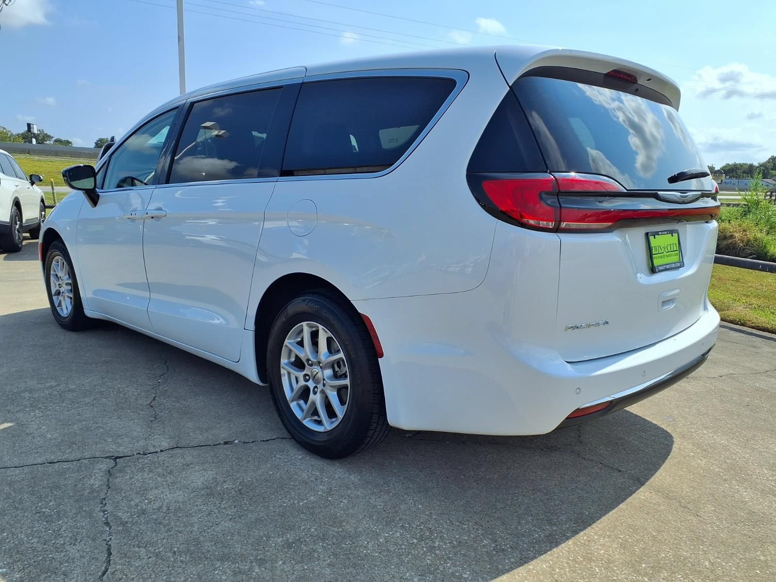 Used 2024 Chrysler Pacifica Touring-L FWD image 7