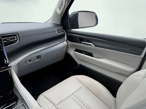 Used 2024 Jeep Wagoneer Series II w/ Flexible Seating Group RWD image 24