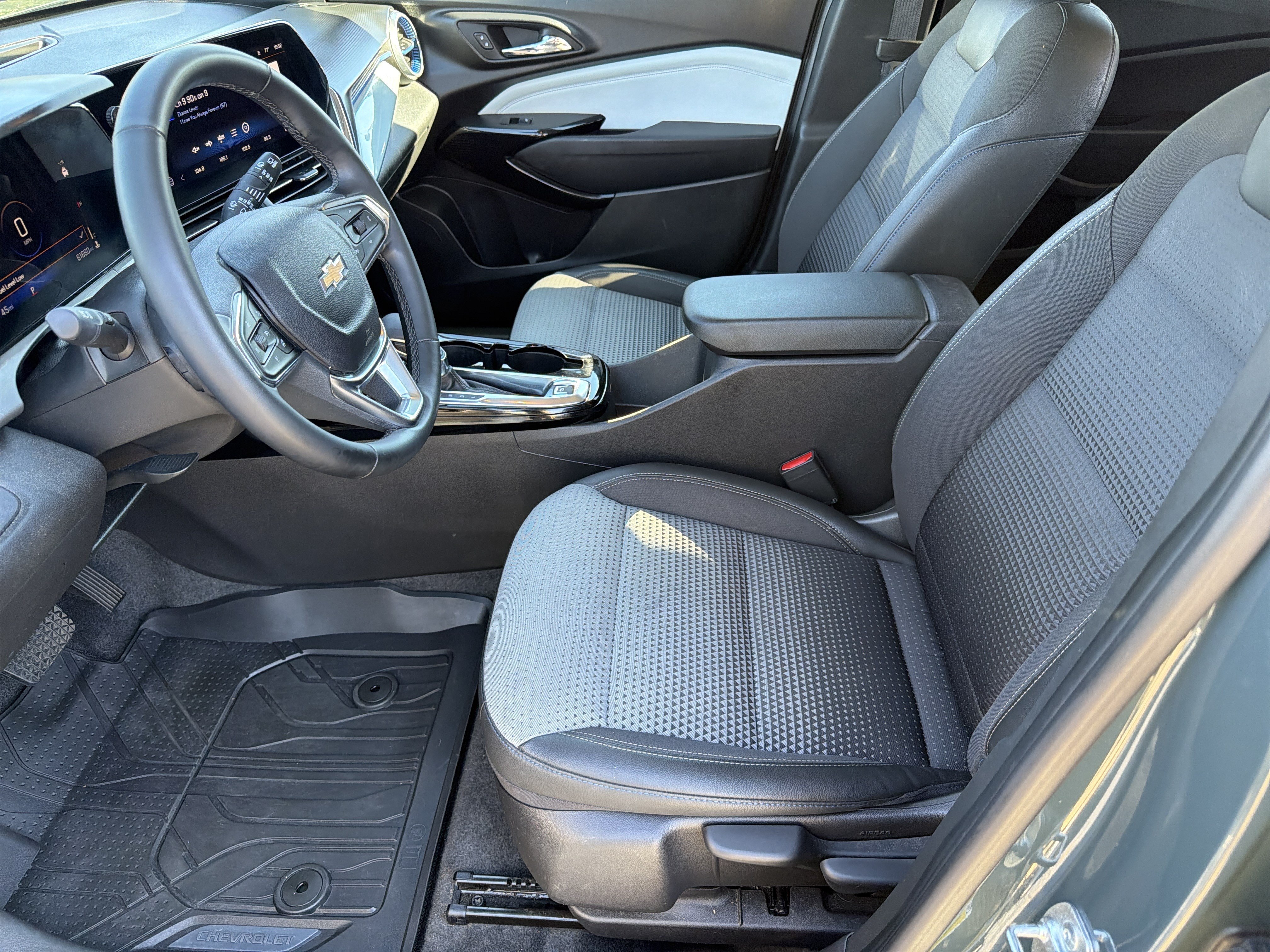 Used 2025 Chevrolet Trax LT w/ Driver Confidence Package FWD image 2