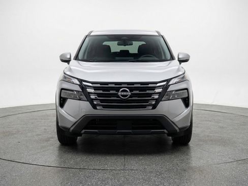 Used 2025 Nissan Rogue SV image 2