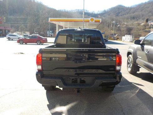 Used 2019 Toyota Tacoma TRD Sport image 8