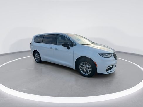 Used 2024 Chrysler Pacifica Touring-L FWD image 2