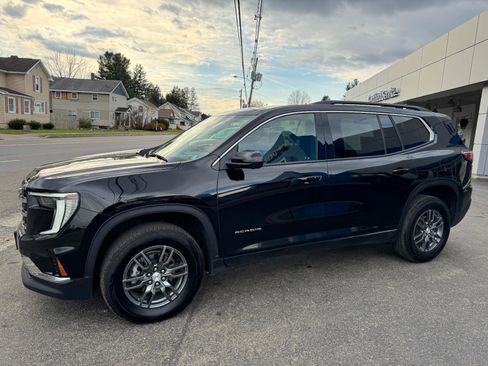 Used 2025 GMC Acadia Elevation image 3