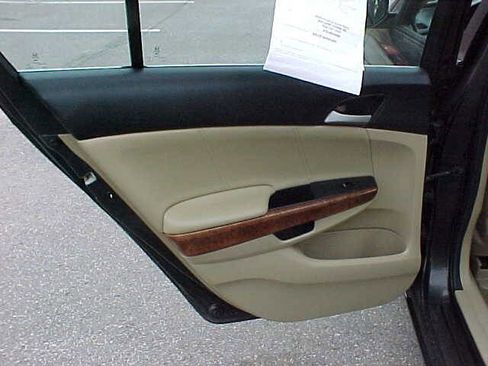 Used 2011 Honda Accord EX-L image 17