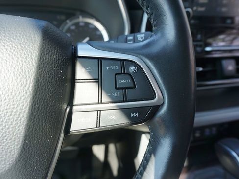 Used 2022 Toyota Highlander Limited image 9