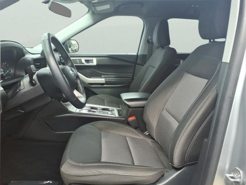 Used 2023 Ford Explorer XLT AWD/4WD image 16