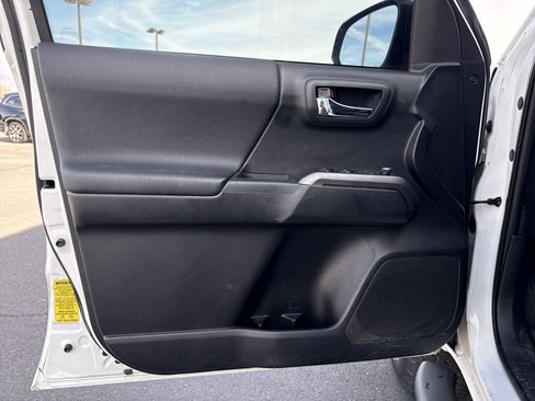 Used 2017 Toyota Tacoma TRD Sport w/ Premium & Technology Package image 12