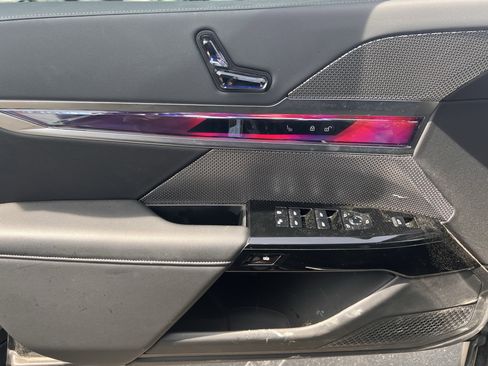 Used 2025 BMW 740i xDrive w/ Premium Package image 14