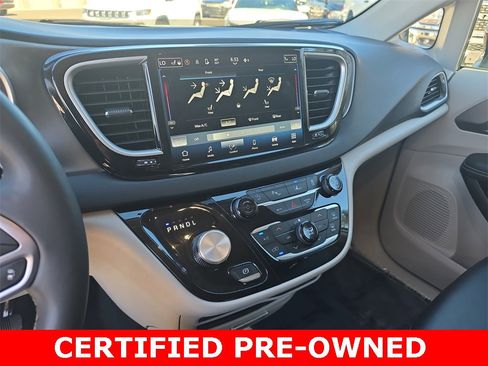 Used 2024 Chrysler Pacifica Touring-L image 22