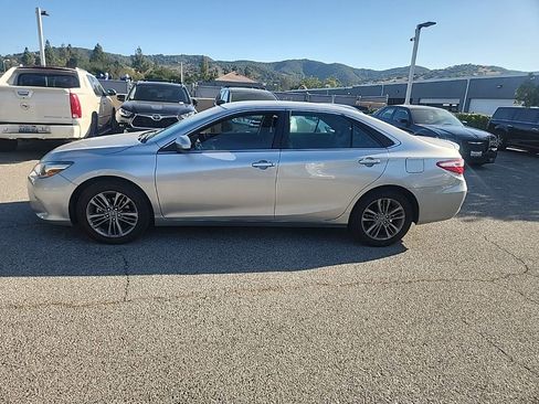 Used 2017 Toyota Camry SE FWD image 2
