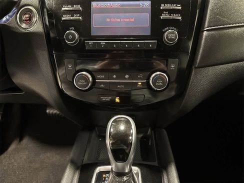 Used 2017 Nissan Rogue SV w/ SV Family Package image 20