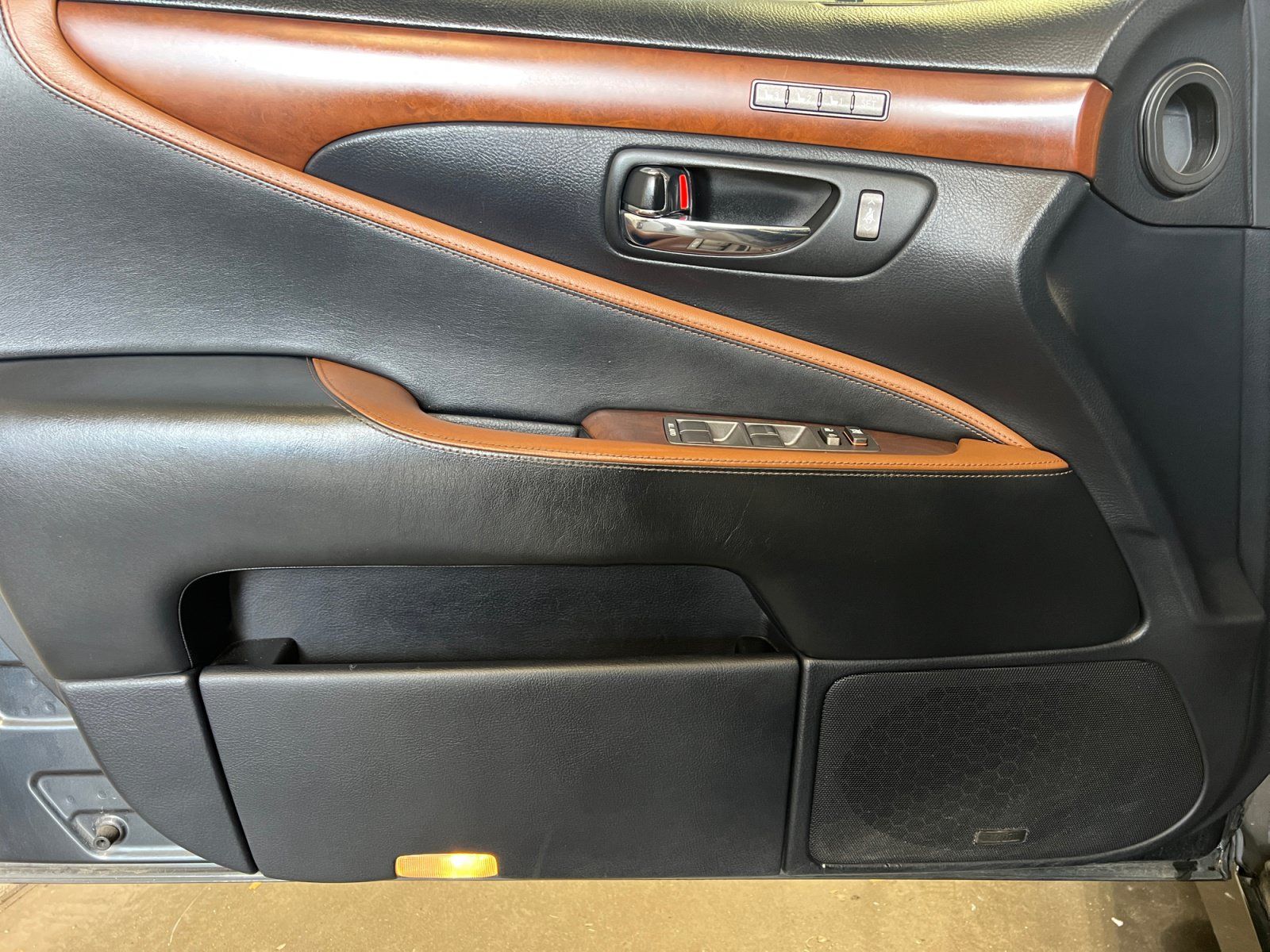 Used 2011 Lexus LS 460 w/ Sport Pkg RWD image 10