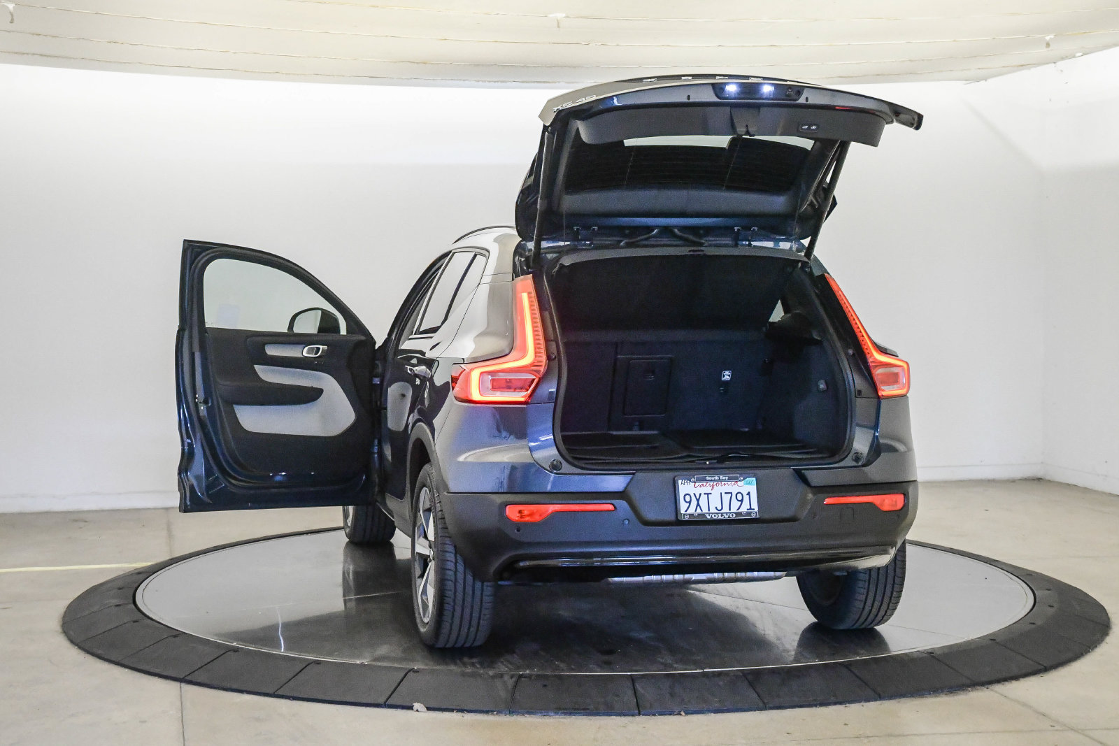 Used 2026 Volvo XC40 B4 Plus w/ Climate Package FWD image 26