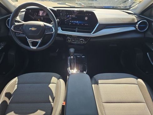 Used 2025 Chevrolet Trax LT w/ LT Convenience Package FWD image 12