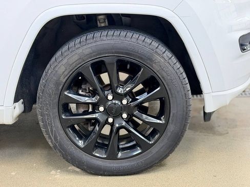 Used 2021 Jeep Grand Cherokee Laredo X AWD/4WD image 4