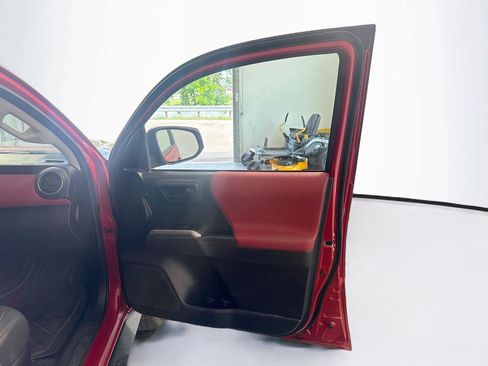 Used 2022 Toyota Tacoma SR5 w/ Technology Package RWD image 11