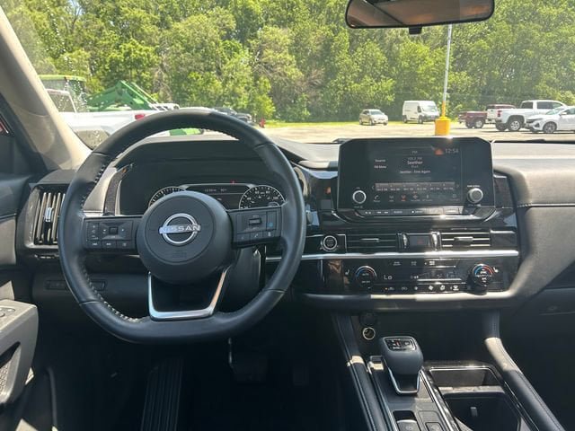 Used 2023 Nissan Pathfinder SV w/ SV Premium Package AWD/4WD image 13