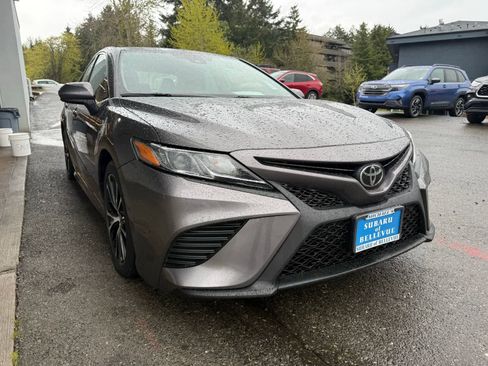 Used 2020 Toyota Camry SE image 4
